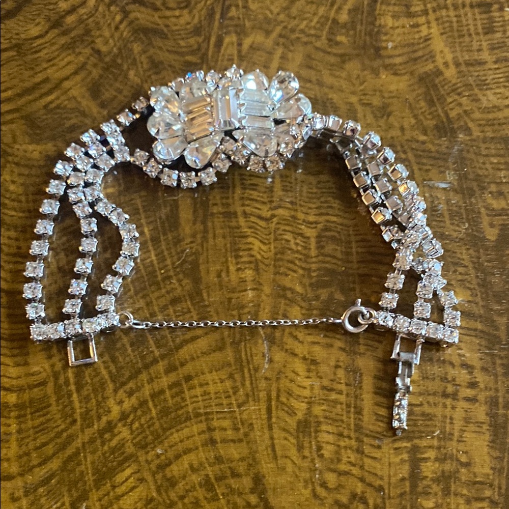 Vintage Beautiful Rhinestone & Silver Bracelet w Ornate Center safety chain - Picture 5 of 5